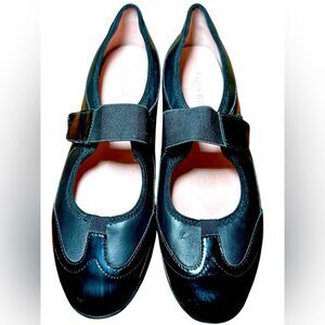 Taryn Rose Arniissa size 10M black slip-on leather upper Velcro closure shoe.